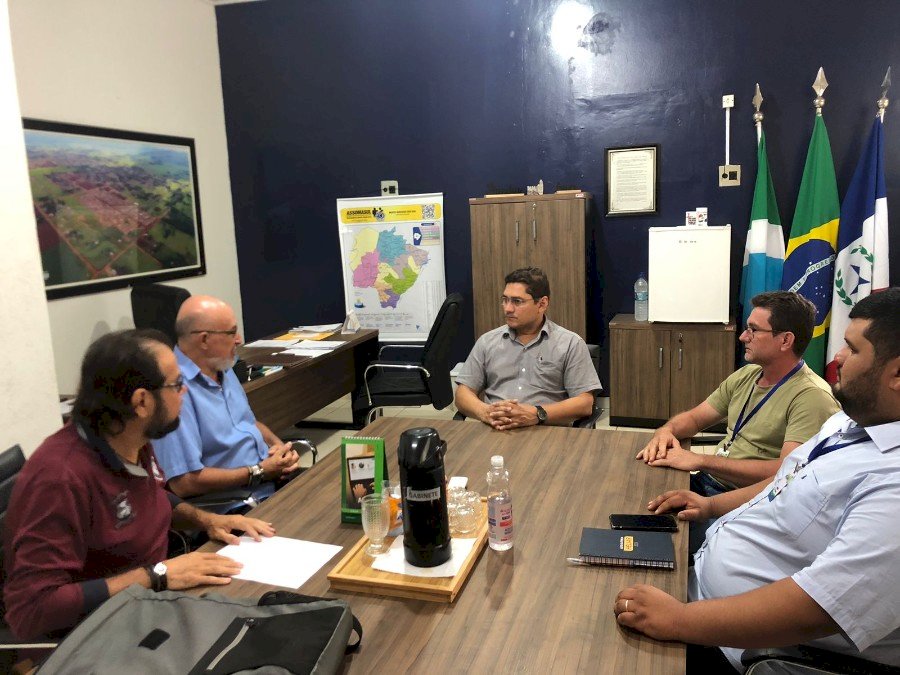 Prefeito Edinho Cassuci se reúne com empresários que querem se instalar em Angélica