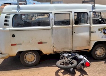 Jovem sobrevive após parar embaixo de uma Kombi e ser arrastado por 5m.