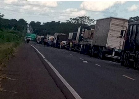 BR-267: Acidente envolvendo três carreta deixa danos, mas ninguém ficou ferido