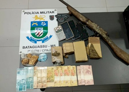 Operação policial recupera moto furtada, fecha boca de fumo e prende cinco pessoas em Bataguassu