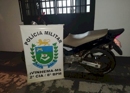 Motocicleta é recuperada pela Polícia Militar de Ivinhema, horas após ser furtada.