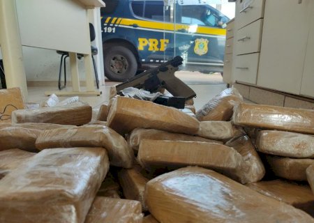PRF apreende uma pistola e 60 Kg de maconha em Água Clara