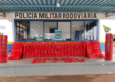 Homem tenta fugir da PMR, capota veículo com quase mil kg de drogas.