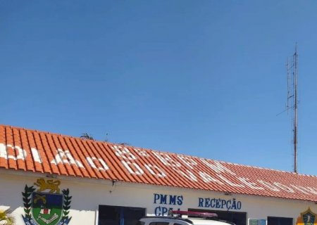 Angélica -PM conduz para a delegacia quatro homens por violência doméstica.