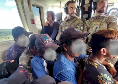 Com helicóptero, trabalhadores são resgatados em condições análogas à escravidão de área alagada do Pantanal.