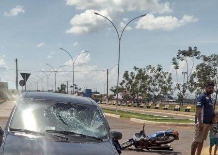 Ivinhema - Acidente entre carro e moto deixa uma mulher com ferimentos graves.