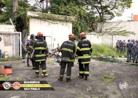Helicóptero cai na região central de São Paulo e deixa quatro mortos