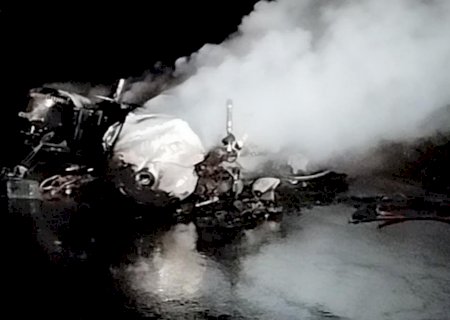 Ivinhema - Moto é destruída  pelo fogo após acidente na BR-376.
