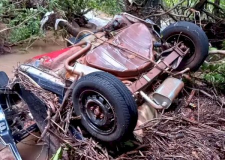 Motorista morre dentro de carro depois de ser arrastado por enxurrada.