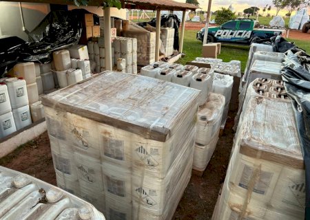 PMA autua empresa em R$ 123,5 mil por armazenamento ilegal de 11 mil litros de agrotóxicos.