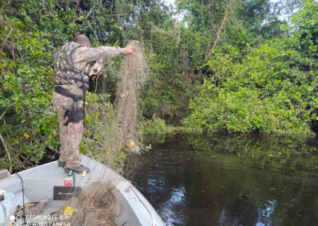 PMA do Parque das Várzeas do Rio Ivinhema apreende 150 metros de redes e outros petrechos ilegais de pesca na área do Parque.