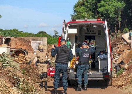 Homem é atacado a golpes de facão e tem mão quase decepada.