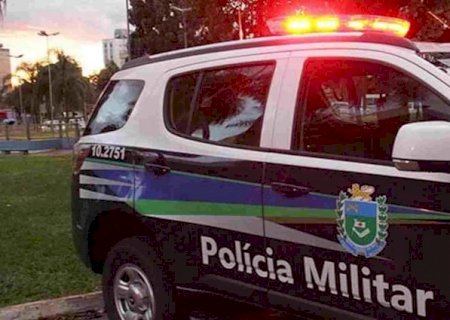 Mulher é enforcada, jogada contra parede e perseguida pelo marido por usar Instagram