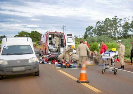 Motociclista fica em estado grave ao atingir traseira de Fiorino que estava parada na BR-262.