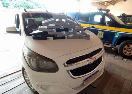 Condutor mostra aliança de noivado como motivo de viagem, mas é encontrado com droga.