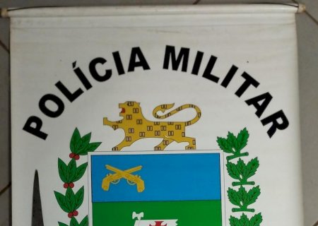 Ivinhema - Polícia Militar conduz homem para a delegacia após ameaçar vítima com faca.
