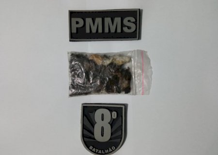 Polícia Militar conduz jovem para a delegacia portando drogas em Batayporã