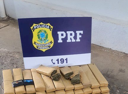 PRF apreende 64 Kg de maconha, 2 revólveres, munições e recupera veículo.