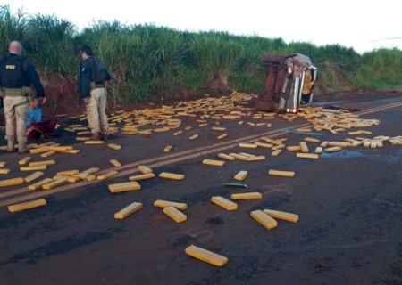 Traficante foge da polícia, bate caminhonete e droga fica espalhada em rodovia.