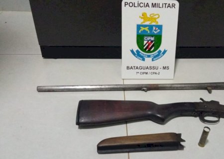 Polícia Militar prende homem por porte ilegal de arma de fogo e apreende espingarda.