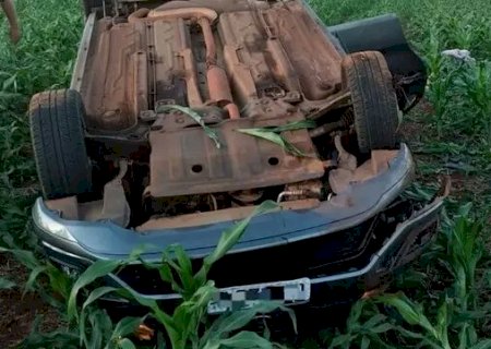 Passageira é arremessada de carro em capotagem na MS-156.