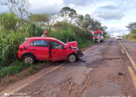 Ivinhema - Acidente entre carro e carreta deixou duas vítimas feridas.