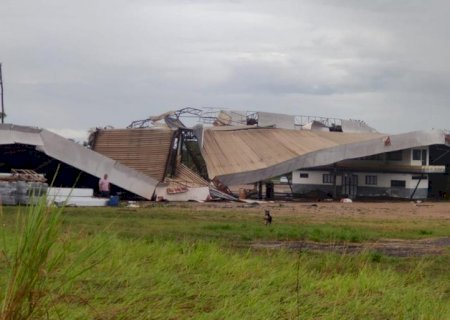 Temporal com ventos de 59 km/h destrói coberturas e deixa Bataguassu sem luz