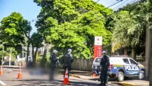 Jovem fica ferido após bater motocicleta em viatura da Polícia de Trânsito.