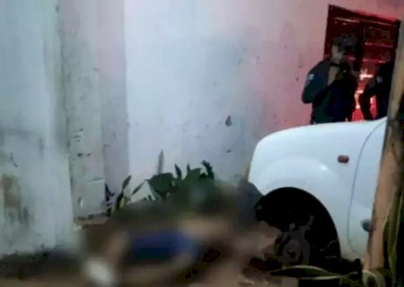 Mulher encontra marido morto em frente de casa, atingido por 5 tiros.