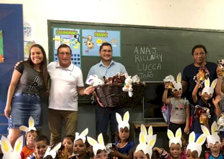 Prefeitura de Angélica distribui ovos de páscoa aos alunos da REME.