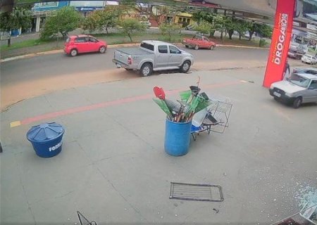 Homem passa mal, perde controle de carro, bate em loja e morre em MS