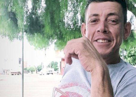 Assassino pede para mulher e criança sair e mata homem em restaurante.