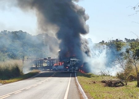 Caminhões-cegonha pegam fogo após colisão frontal e motorista morre carbonizado