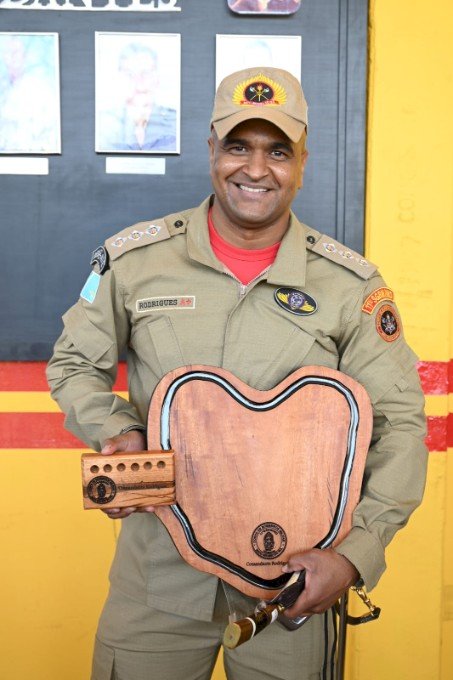 Com uma solenidade bastante emocionante capitão Eliel Rodrigues despede do comando do Corpo de Bombeiros Militar em Ivinhema