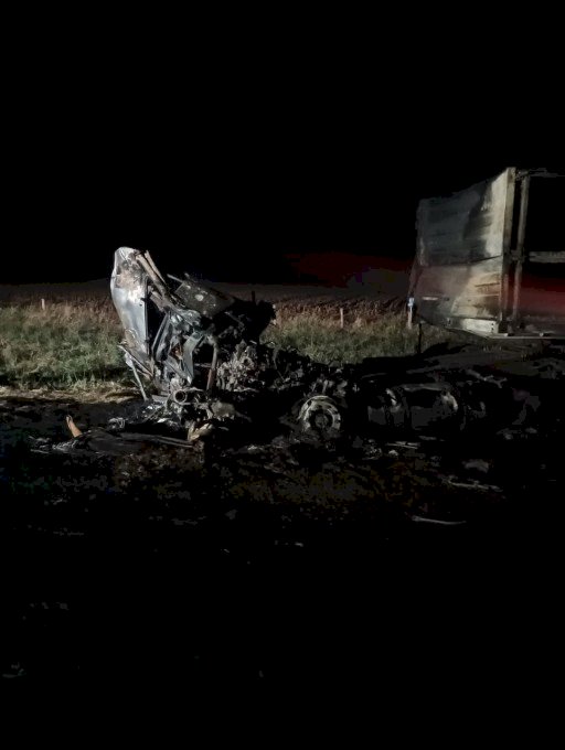 Carreta bate na traseira de carreta estacionada na beira de rodovia e 2 pessoas morrem.