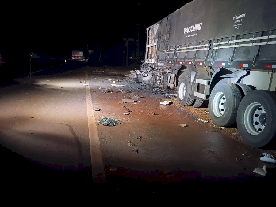 Carreta bate na traseira de carreta estacionada na beira de rodovia e 2 pessoas morrem.