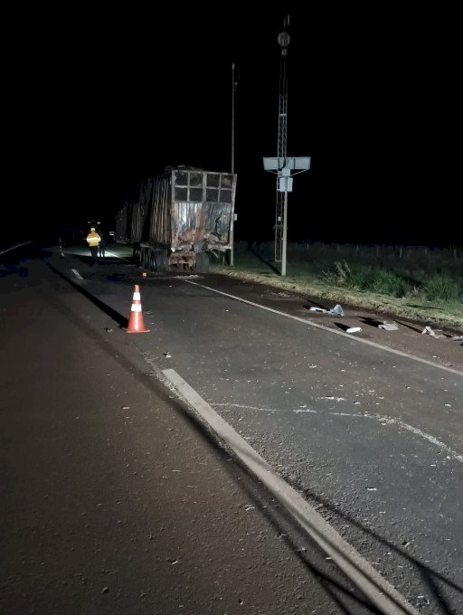 Carreta bate na traseira de carreta estacionada na beira de rodovia e 2 pessoas morrem.