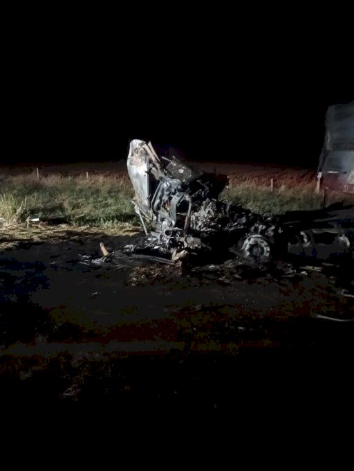 Carreta bate na traseira de carreta estacionada na beira de rodovia e 2 pessoas morrem.