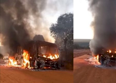 Ônibus escolar pega fogo e crianças fogem pela janela em Sonora