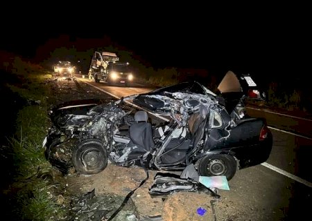 Acidente de trânsito deixa três vitimas fatais e uma estado grave na SP/272.