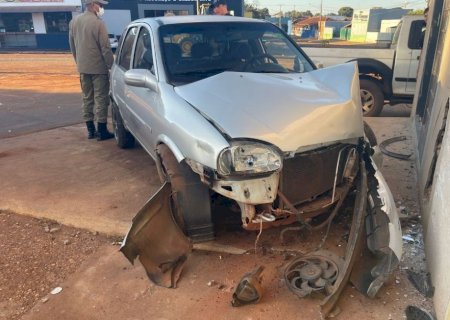 Ivinhema - Motorista perde controle da direção de veículo e colide em estabelecimento comercial.
