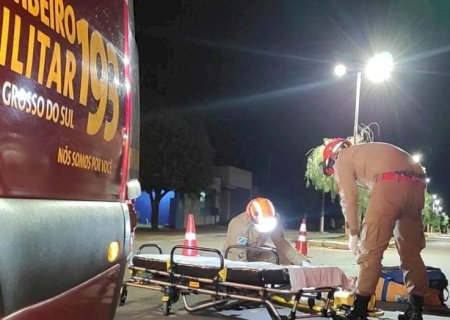 Ivinhema - Acidente entre carro e moto deixa uma vítima ferida no bairro centro.