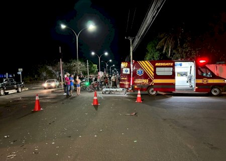 Ivinhema - Acidente envolvendo carro e moto na Av Brasil deixa motociclista com ferimentos graves.
