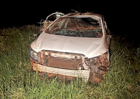 Ivinhema - Capotamento na BR 376 lança motorista para fora do veículo e fica em estado grave.