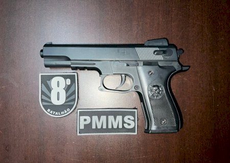 Ivinhema  - Polícia Militar conduz jovem para a delegacia portando simulacro de arma de fogo.
