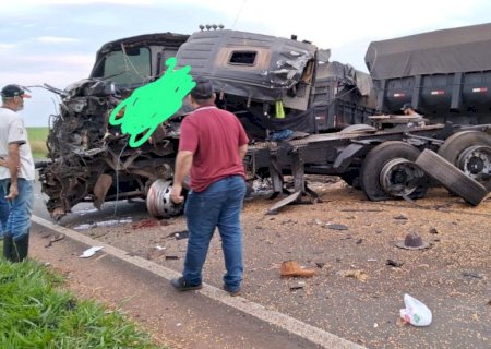 Ivinhema - Acidente grave na BR-376 entre duas carretas deixa uma vitima fatal.