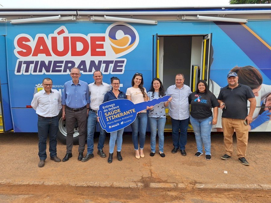 Suzano entrega ônibus equipado para levar atendimento médico a comunidades afastadas em cidade no MS.