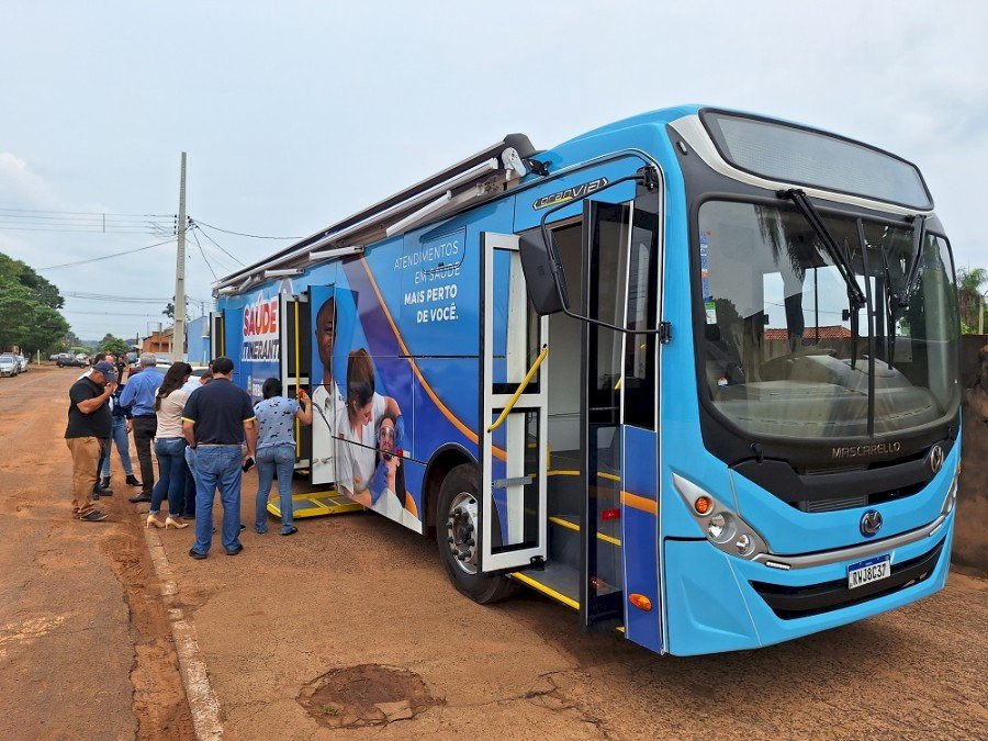 Suzano entrega ônibus equipado para levar atendimento médico a comunidades afastadas em cidade no MS.