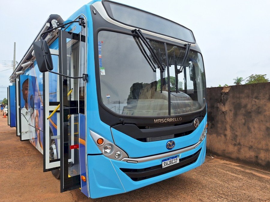 Suzano entrega ônibus equipado para levar atendimento médico a comunidades afastadas em cidade no MS.