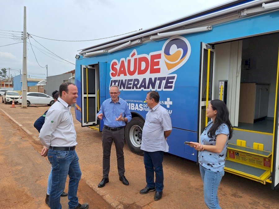 Suzano entrega ônibus equipado para levar atendimento médico a comunidades afastadas em cidade no MS.